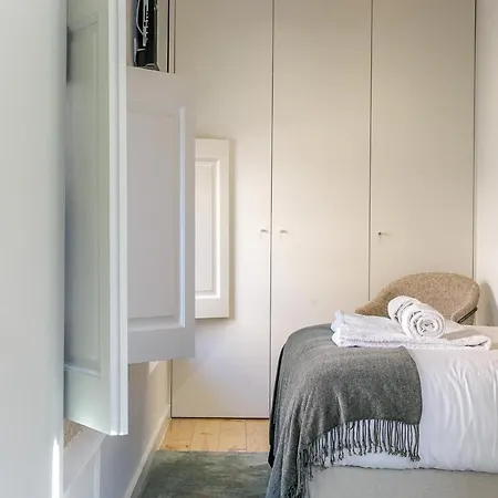 Lovelystay - Downtown Studio With Pool, Ac And Balcony Porto Exterior photo